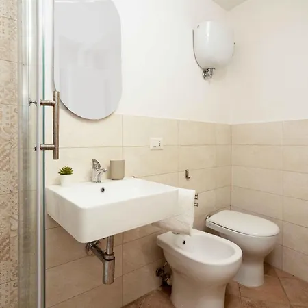 Апартаменты Medieval Flat With Whirlpool Bath