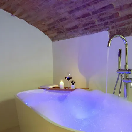 Апартаменты Medieval Flat With Whirlpool Bath *
