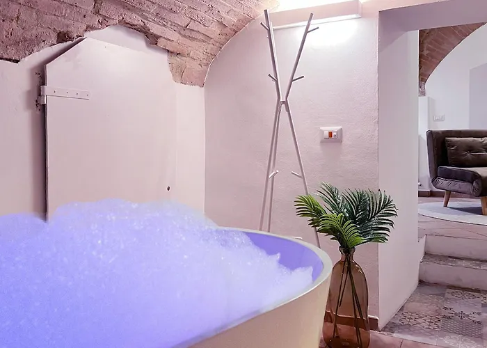 Διαμέρισμα Medieval Flat With Whirlpool Bath
