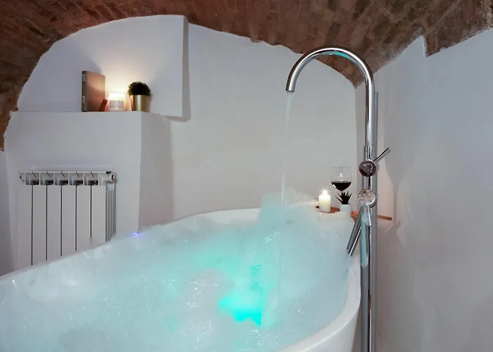 Medieval Flat With Whirlpool Bath Apartamento